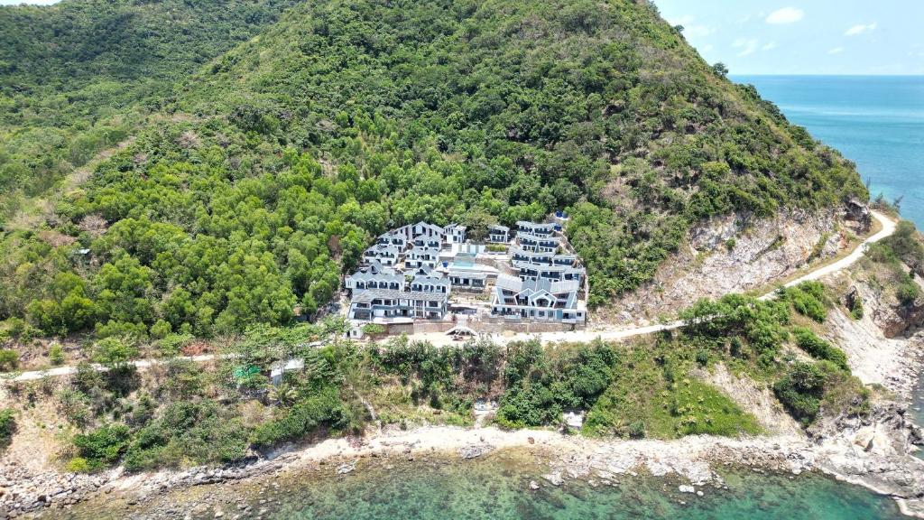 une vue aérienne sur une maison sur une montagne dans l'établissement Meta Sea, à Nam Du