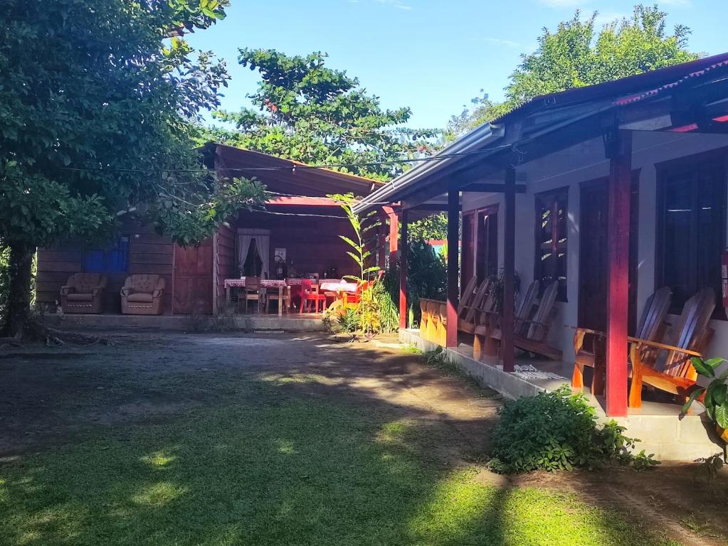 a house with a picnic table in the yard at Cabañas Daneysha in Tortuguero