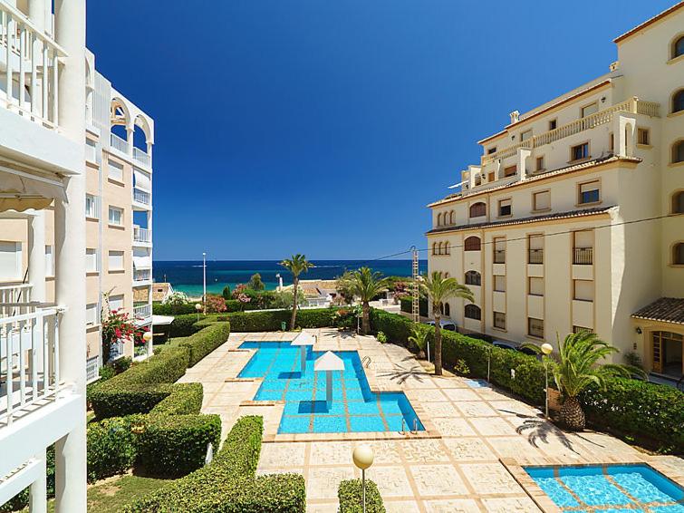 un bâtiment avec 2 piscines en face d'un bâtiment dans l'établissement Ventana al Mediterráneo, à Jávea