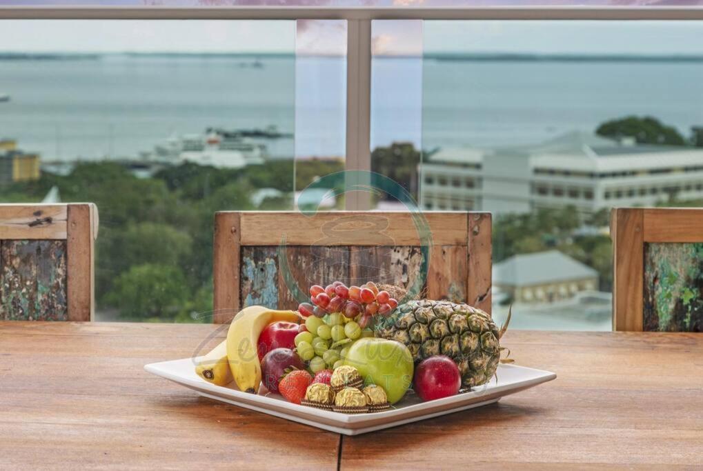 un piatto di frutta seduto su un tavolo di ZEN Crown Towers 3-BR Luxury Pad a Darwin