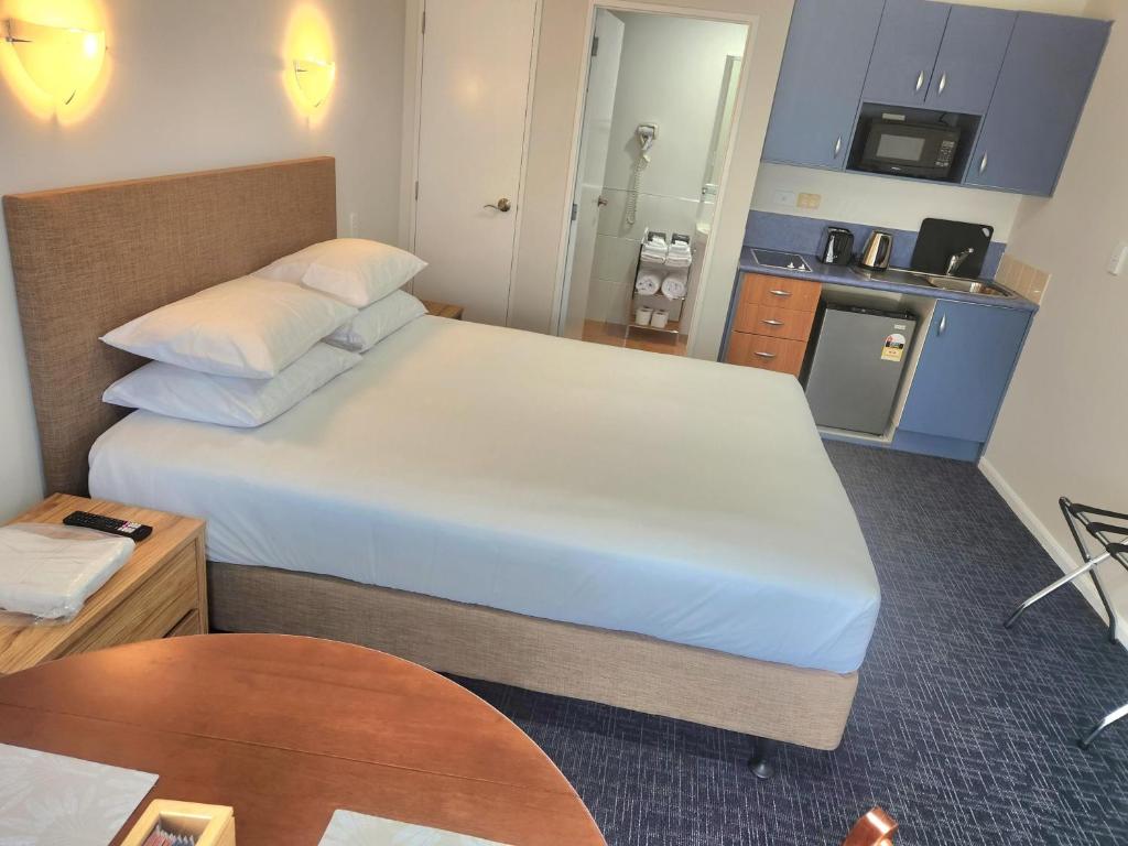 Postel nebo postele na pokoji v ubytování Botany Palms Motel