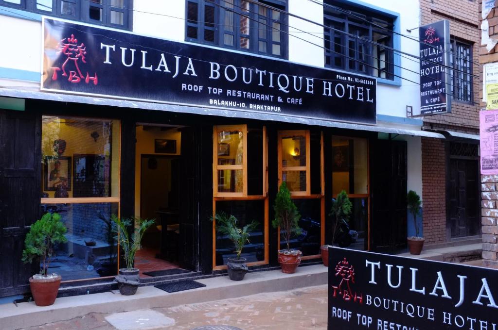un edificio con un cartel para un hotel boutique turka en Tulaja Boutique Hotel en Bhaktapur