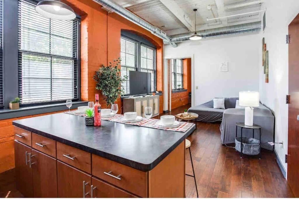 Kuchyň nebo kuchyňský kout v ubytování NY Style Centric Loft with King Bed by Park av