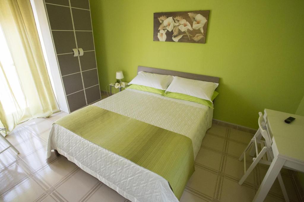 1 dormitorio verde con 1 cama en una habitación en B&B Terra Nobile - Portopalo, en Portopalo di Capo Passero