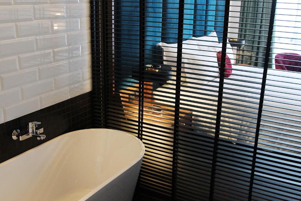 e bagno con finestra e vasca. di WEIL Hotel Ipoh a Ipoh