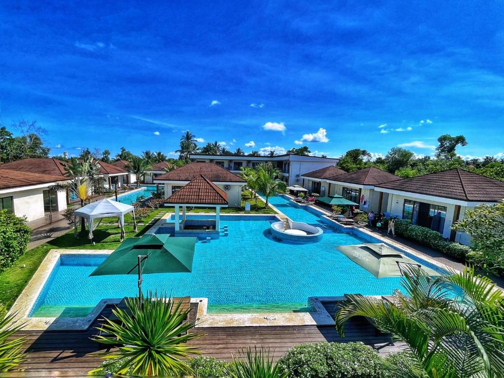 una imagen de una piscina en un complejo en Amphitrite Resort, en Panglao