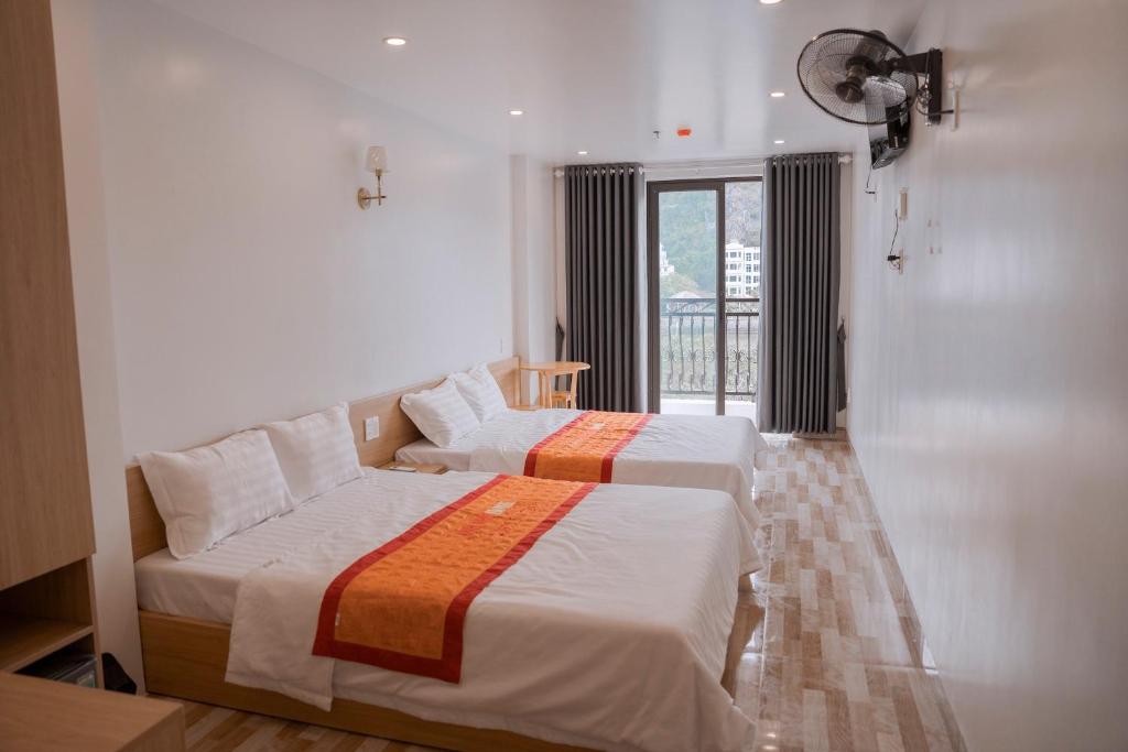 Postel nebo postele na pokoji v ubytování Anh Nhu Hotel
