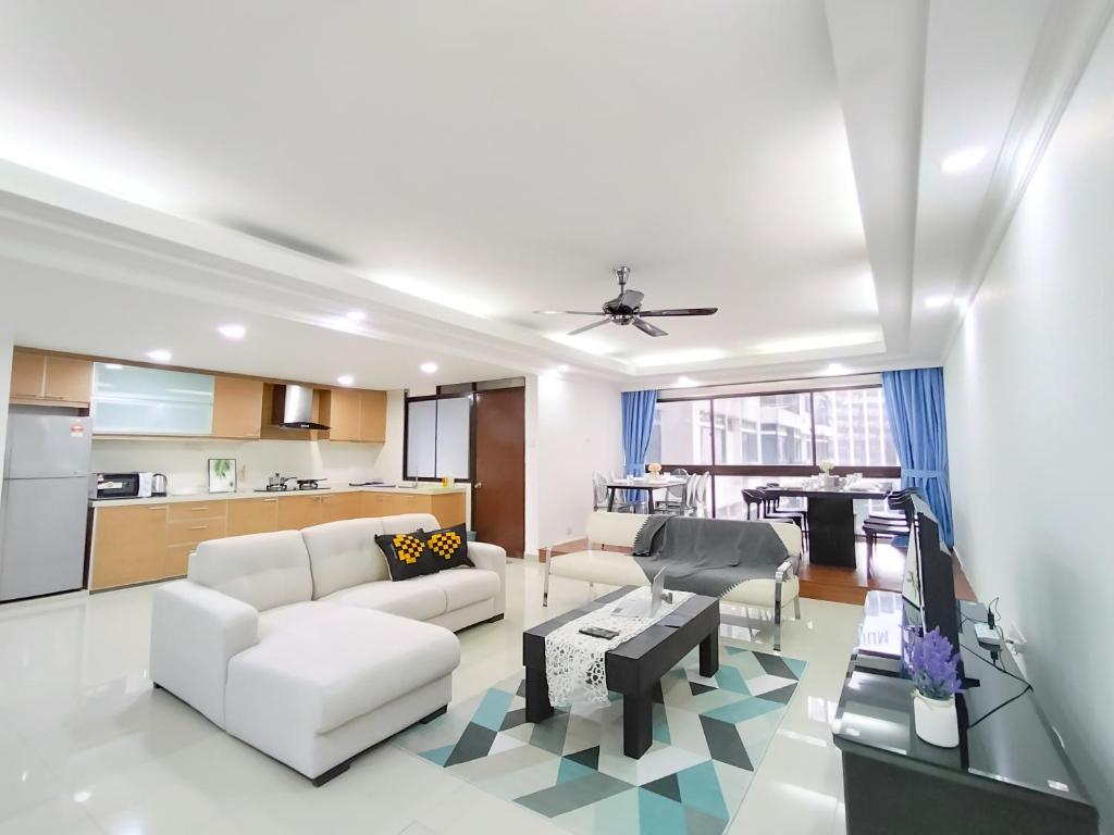 sala de estar con muebles blancos y cocina en Fahrenheit 88 Bukit Bintang By Manhattan Group, en Kuala Lumpur