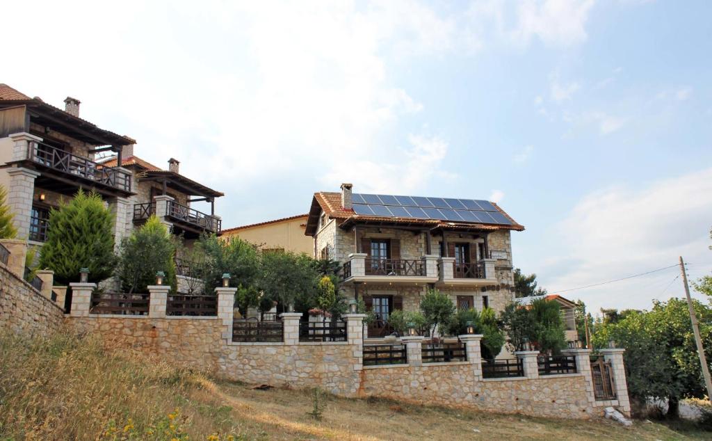 een huis met zonnepanelen op het dak bij Abelos Villas in Áyios Ioánnis