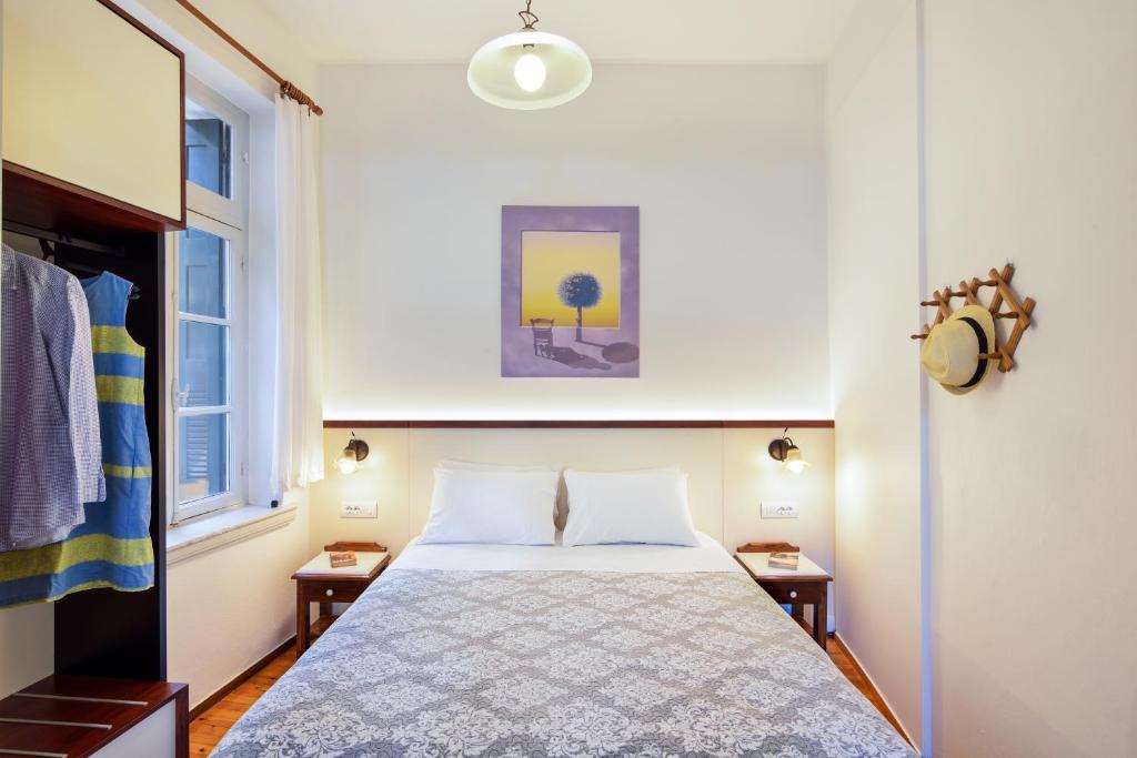 un dormitorio con una cama y una ventana en Silde Studios & Apartments, en La Canea