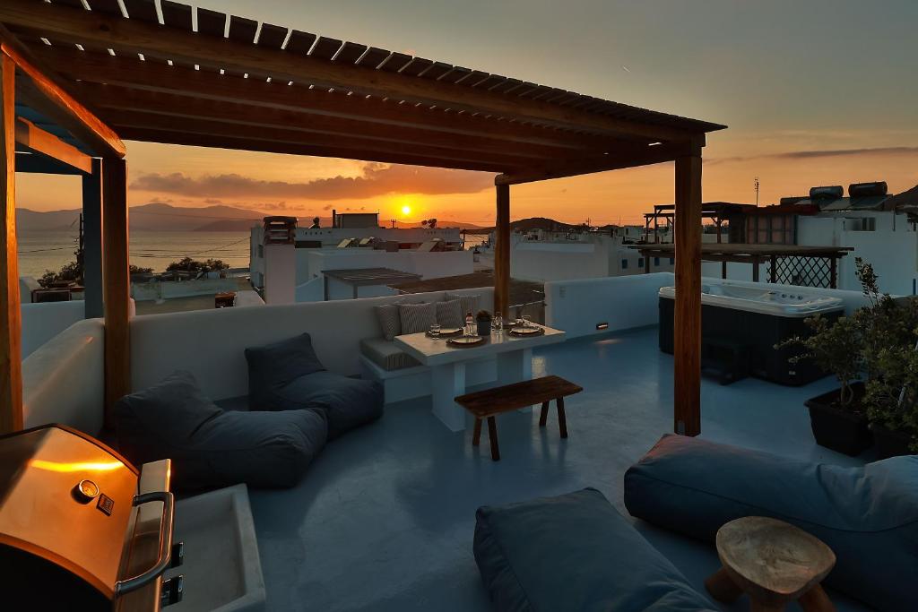 Posedenie v ubytovaní The Nine Graces - Agios Prokopios Beach Apartments -Option with terrace and jacuzzi