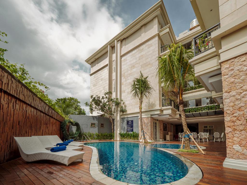 uma imagem de uma piscina numa casa em Alron Hotel Kuta Powered by Archipelago em Kuta