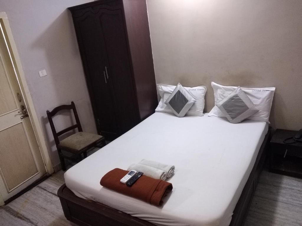 Postel nebo postele na pokoji v ubytování Grand tower Chennai