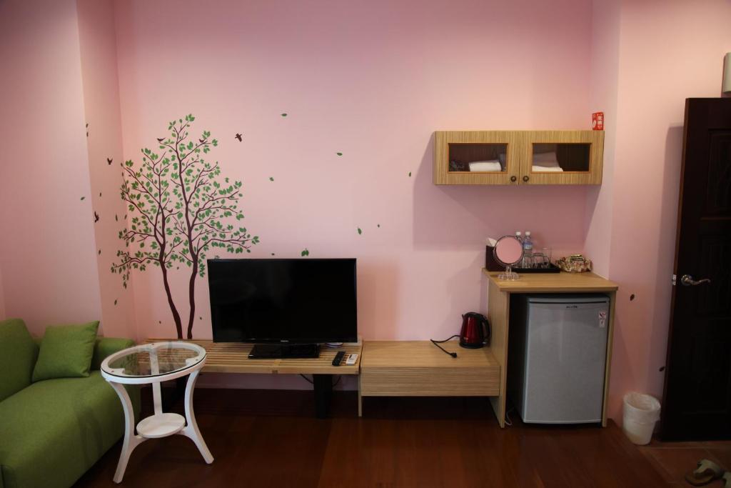 Una televisión o centro de entretenimiento en Dong Hua Dream House