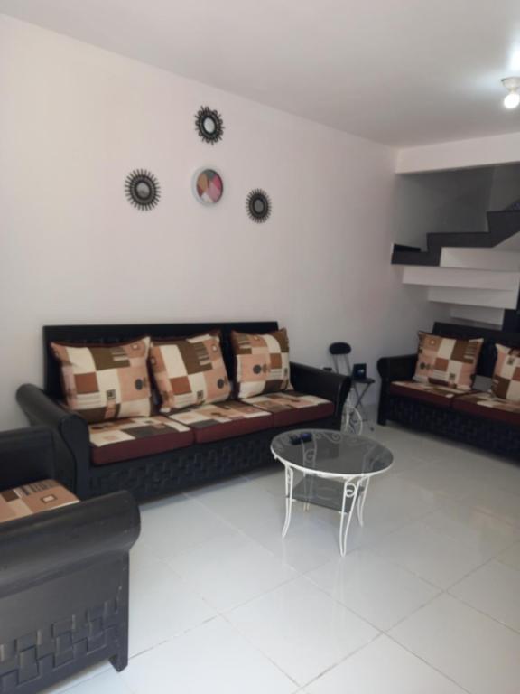 - un salon avec deux canapés et une table dans l'établissement Casa amueblada a unos minutos del aeropuerto, à Veracruz