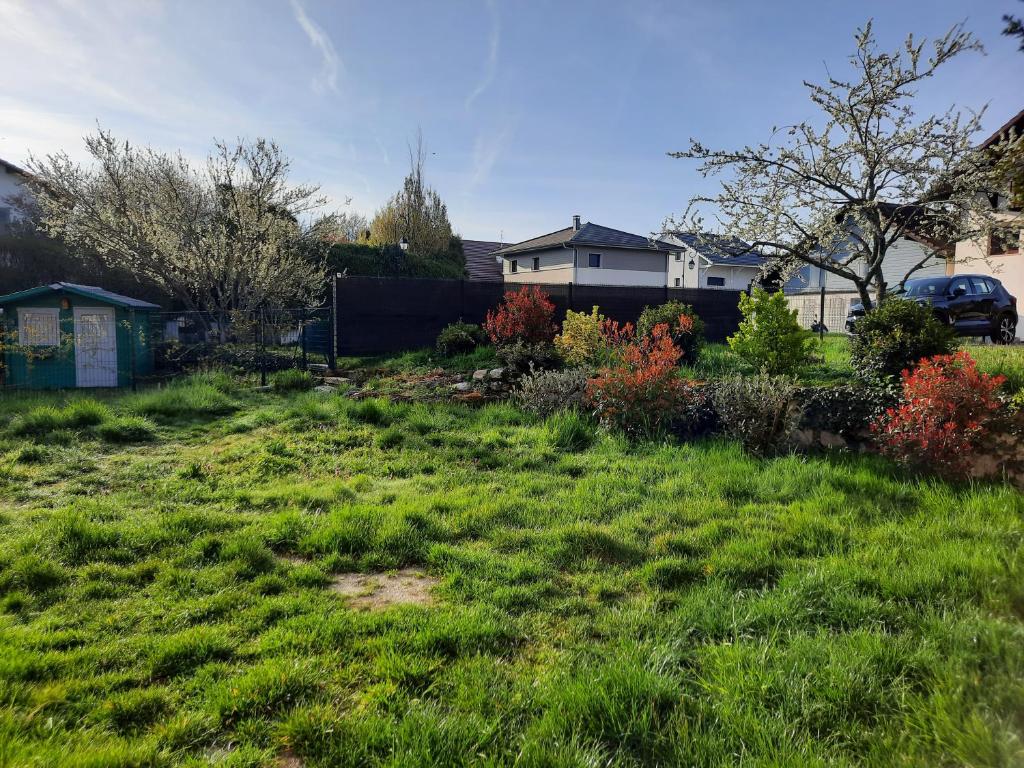 Vonkajšia záhrada v ubytovaní Duplex proche de Genève et du lac léman
