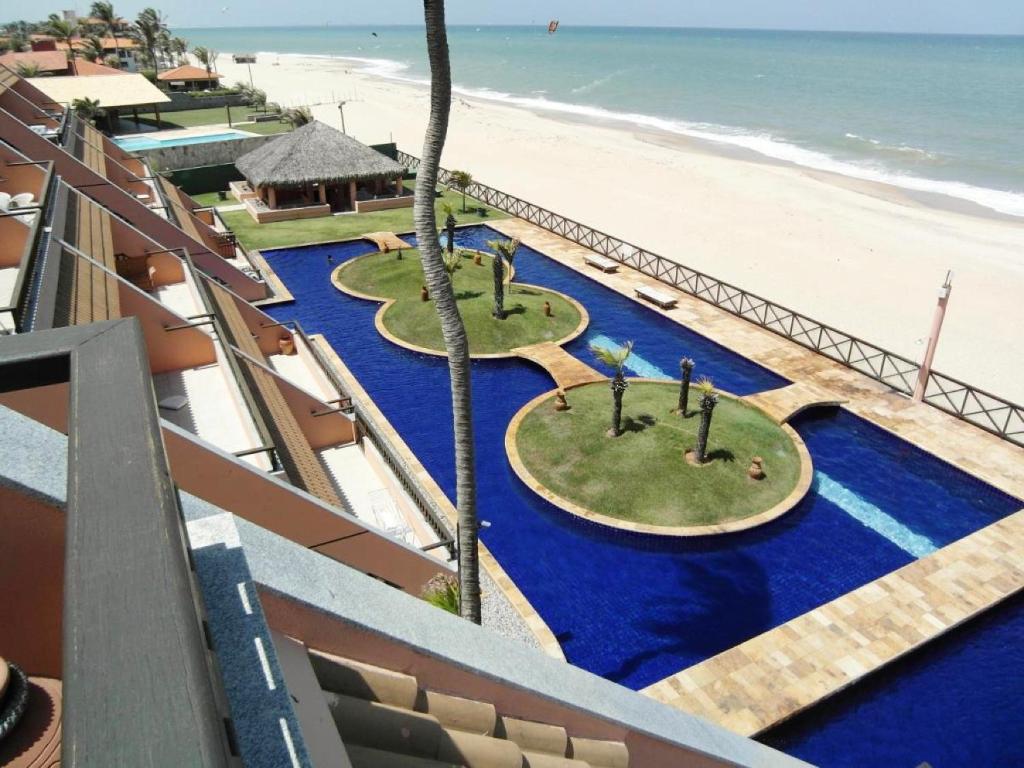 uma vista para a praia a partir da varanda de um resort em Oceanview A102 - PÉ NA ÁREA - perto do centro, 2 dormitórios, piscina, cozinha, 116m2 em Cumbuco
