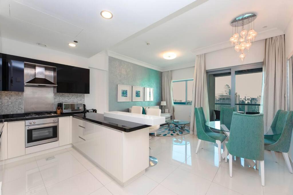 Kuchyň nebo kuchyňský kout v ubytování 1BR Downtown Dubai suite with stunning views
