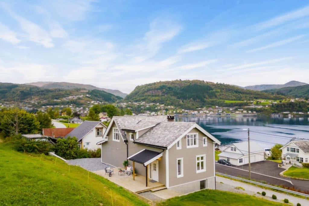 厄于斯特瑟的住宿－Hardangerfjord View - luxury fjord-side holiday home，山丘上房屋的空中景致