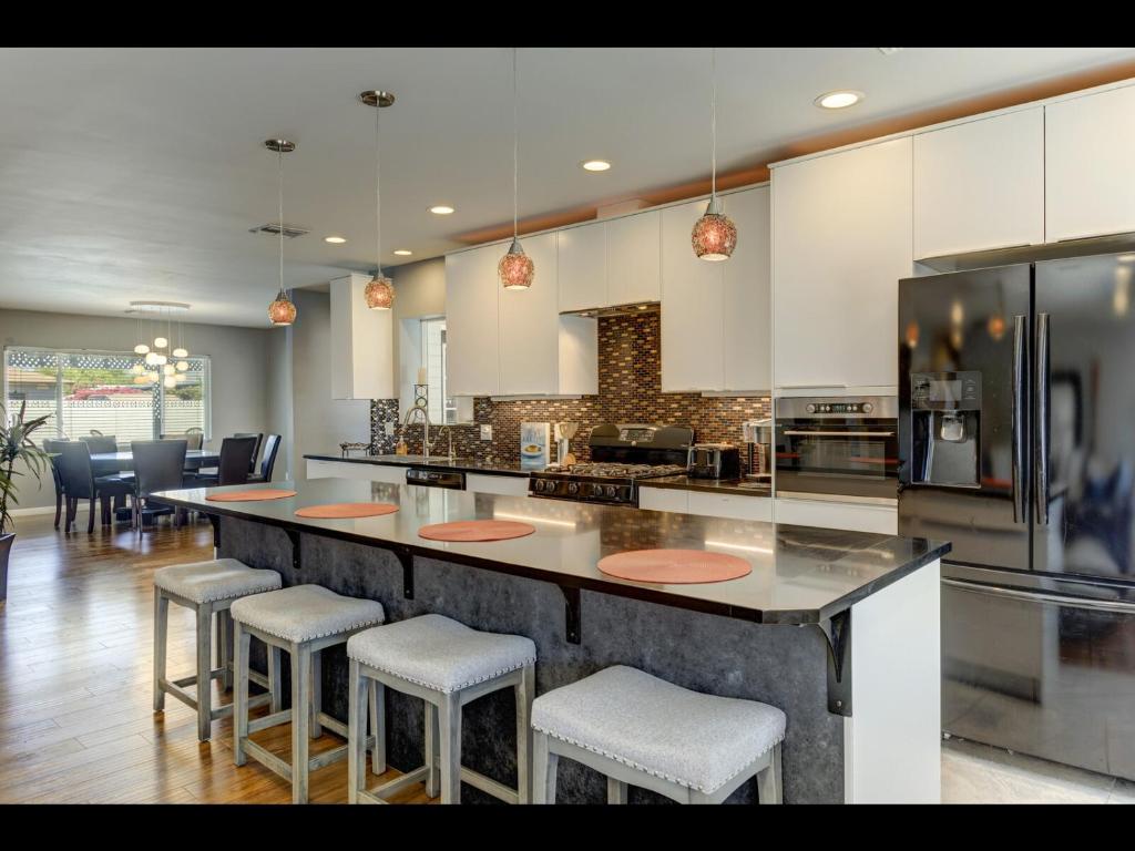 uma cozinha com um grande balcão com bancos em Scottsdale's Clubhouse Escape em Scottsdale