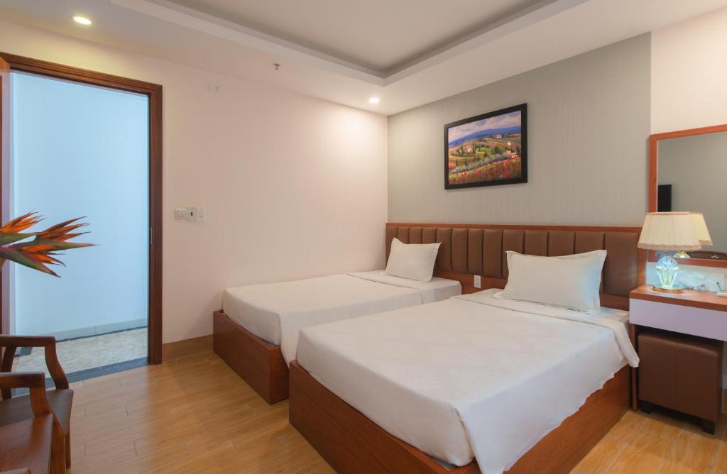 Giường trong phòng chung tại Canary Nha Trang Hotel