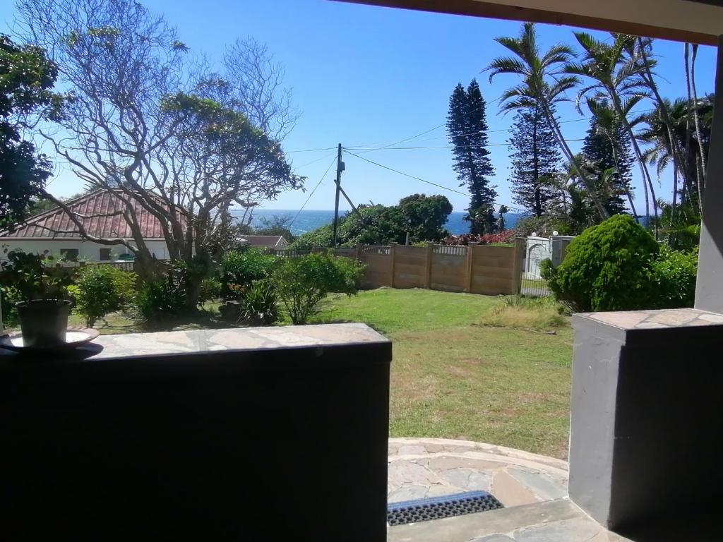 Κήπος έξω από το The Little House by the Sea