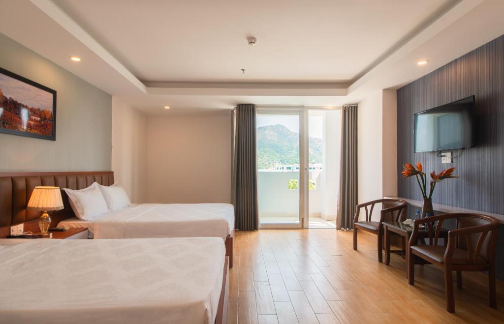 Giường trong phòng chung tại Canary Nha Trang Hotel