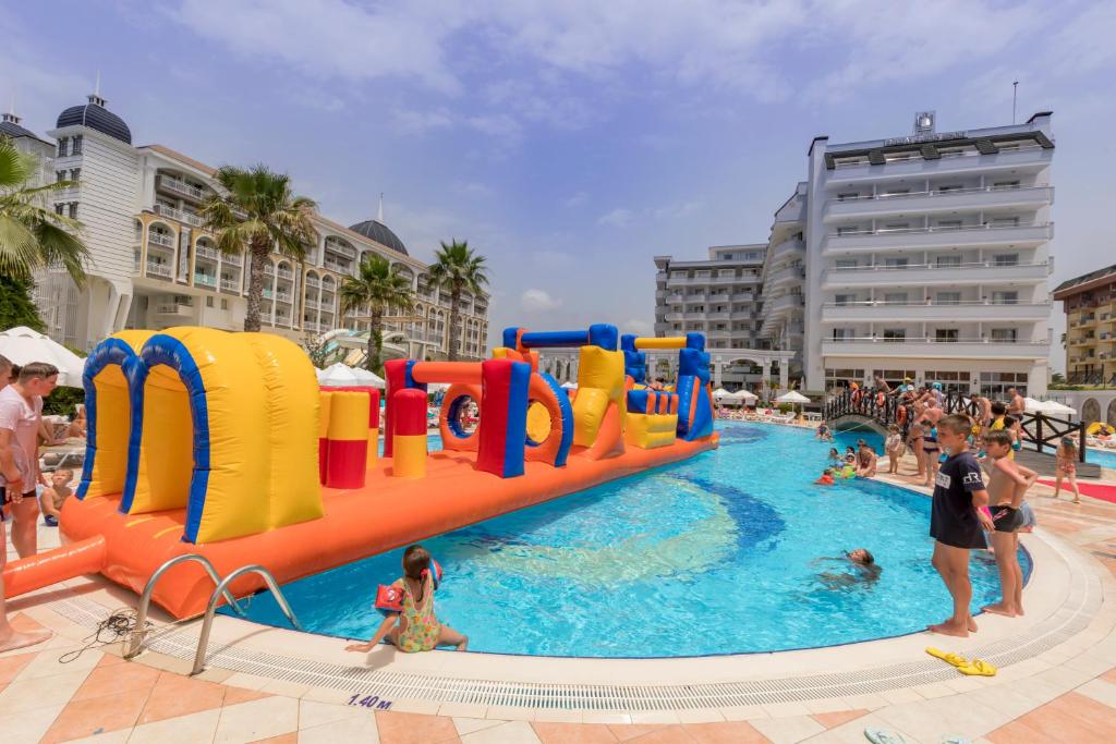 Bazén v ubytování Holiday Garden Resort- Ultra All İnclusive nebo v jeho okolí