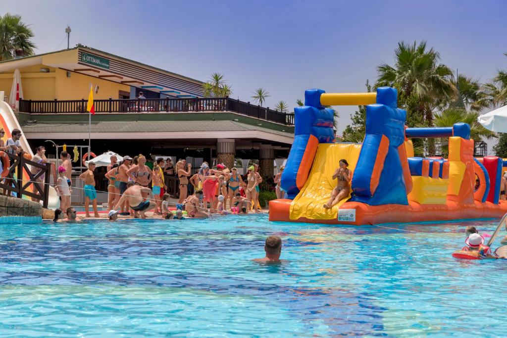 Bazén v ubytování Holiday Garden Resort- Ultra All İnclusive nebo v jeho okolí