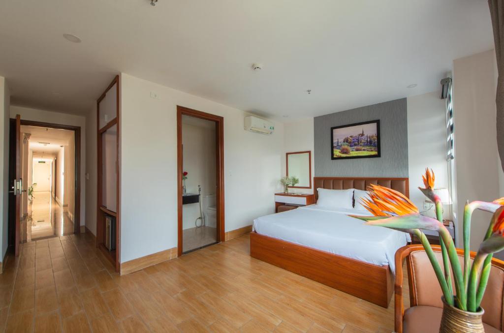Giường trong phòng chung tại Canary Nha Trang Hotel