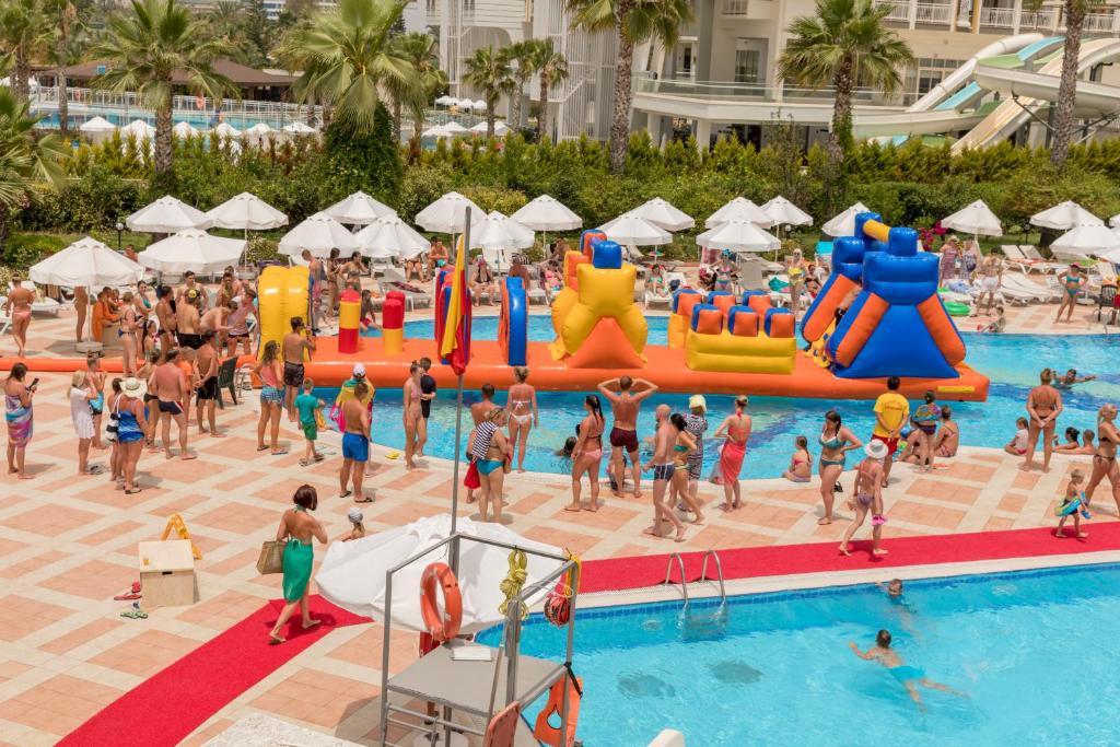 Bazén v ubytování Holiday Garden Resort- Ultra All İnclusive nebo v jeho okolí