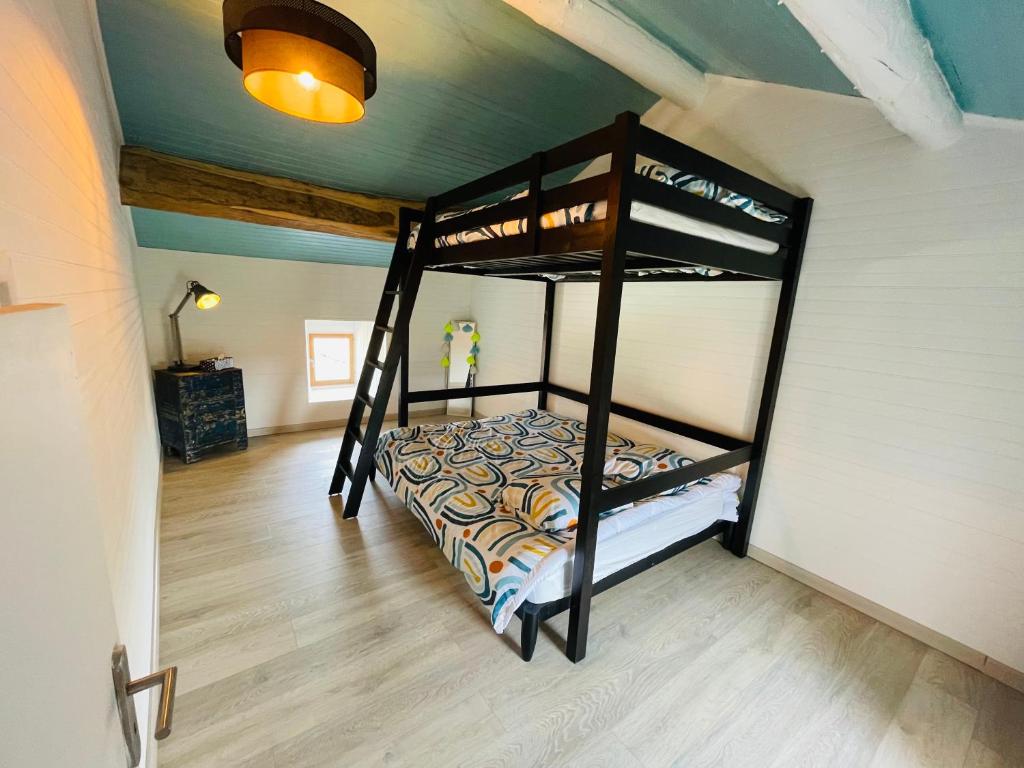 a bedroom with a bunk bed in a room at Le Planzollais in Planzolles