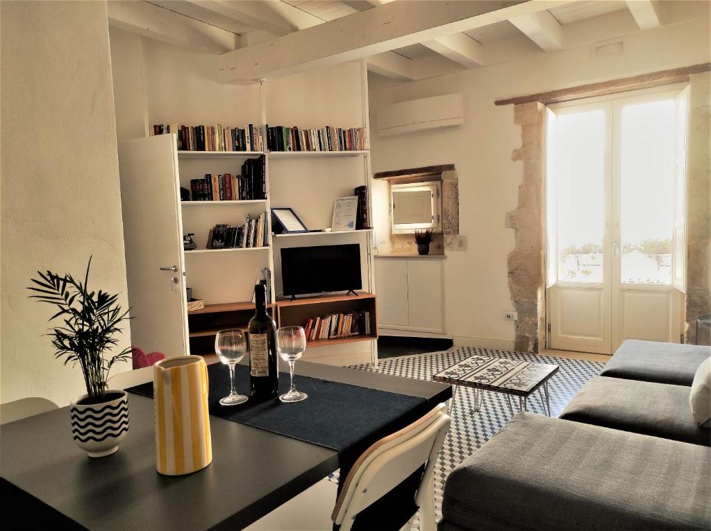 Televízia a/alebo spoločenská miestnosť v ubytovaní Suite Bagnara- Ortigia Holidays