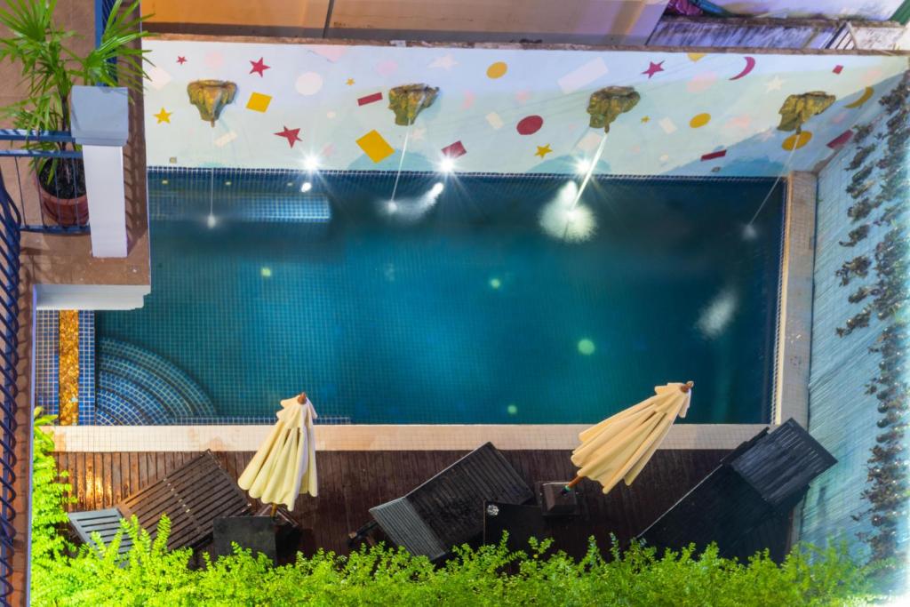 una piscina en una casa con aitating en Sihariddh BnB Villa en Siem Riep