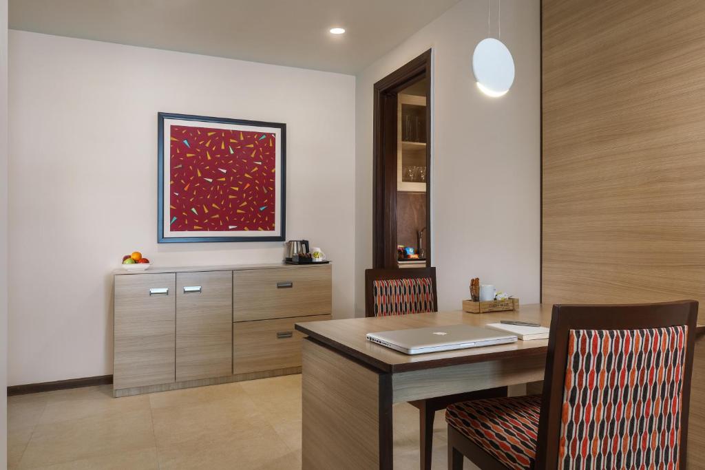 Fotografie z fotogalerie ubytování Sandal Suites by Lemon Tree Hotels v destinaci Noida