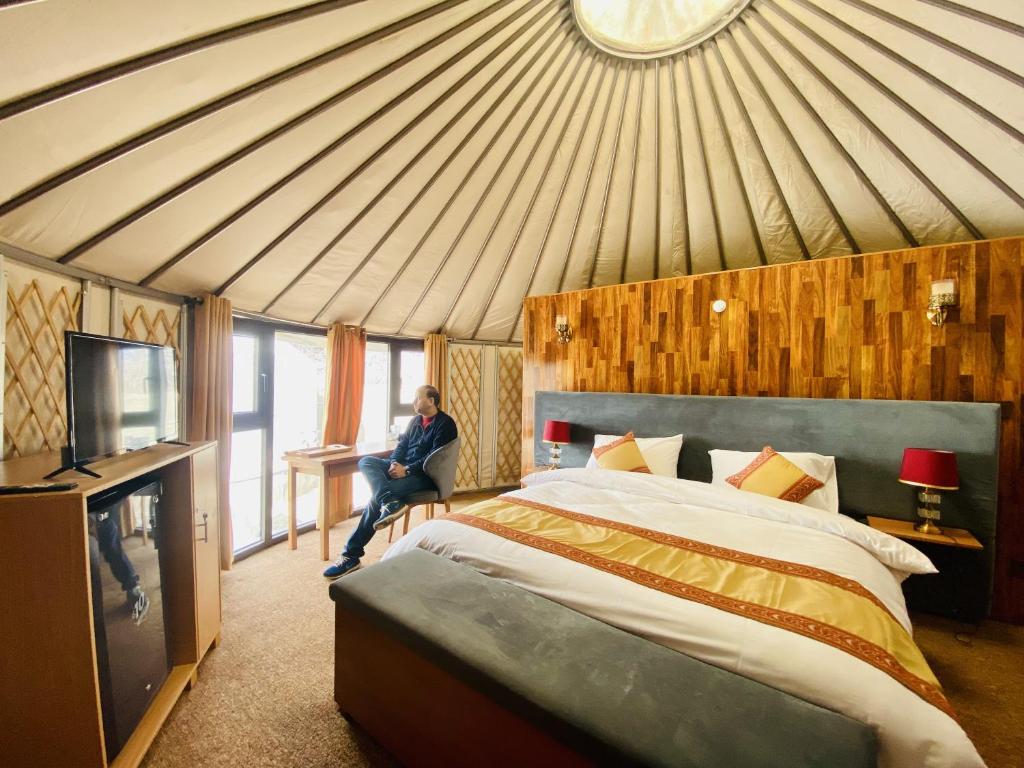 Postel nebo postele na pokoji v ubytování Apex Hotels and Resorts Skardu