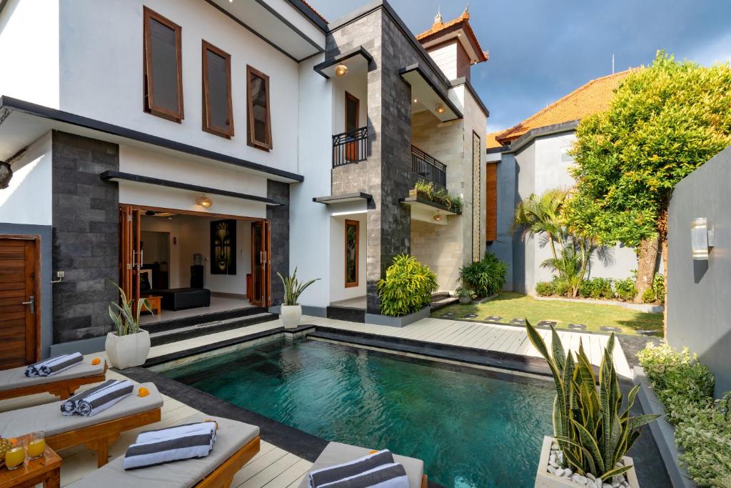 NEWLY Listed 5 bd Spacious Villa 250m’s to Beach