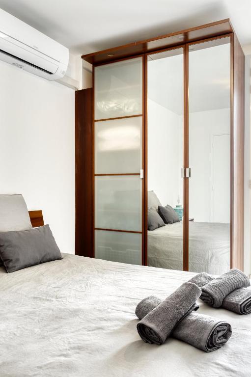 sypialnia z łóżkiem i dwoma ręcznikami na nim w obiekcie 3 Rooms with Sea View Terraces in Peace w Saint-Tropez