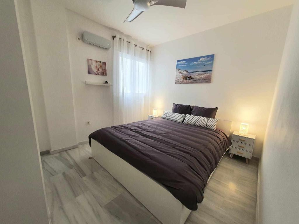 um quarto com uma cama grande num quarto em Torre del Rayo em Carboneras