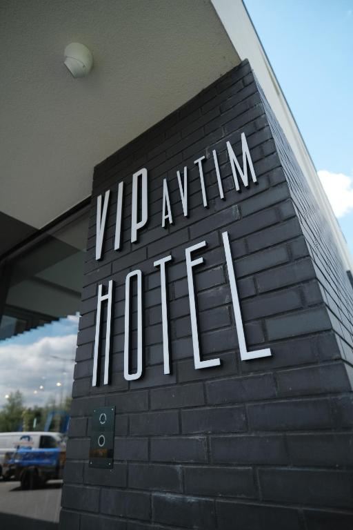 Vip Avtim hotel في أوجهورود: علامة على جدار من الطوب مع كلمة فيتامينات