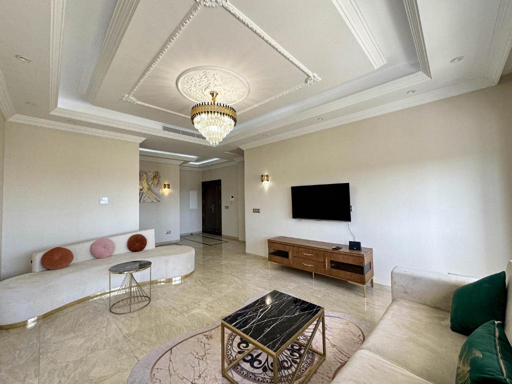 uma sala de estar com um sofá e uma televisão de ecrã plano em Luxury Sea View 3 Bedrooms, Central AC, WiFi em Rejiche