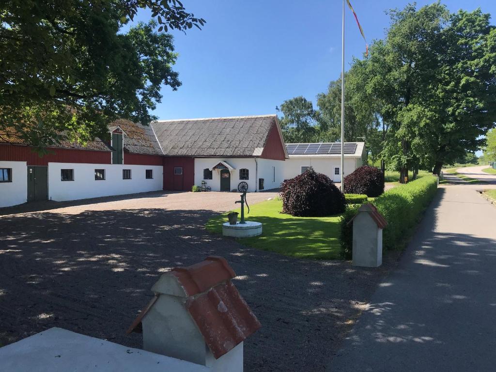 una iglesia con un edificio con techo en Fin lägenhet på Bjäre med nära till natur och nöje, en Båstad