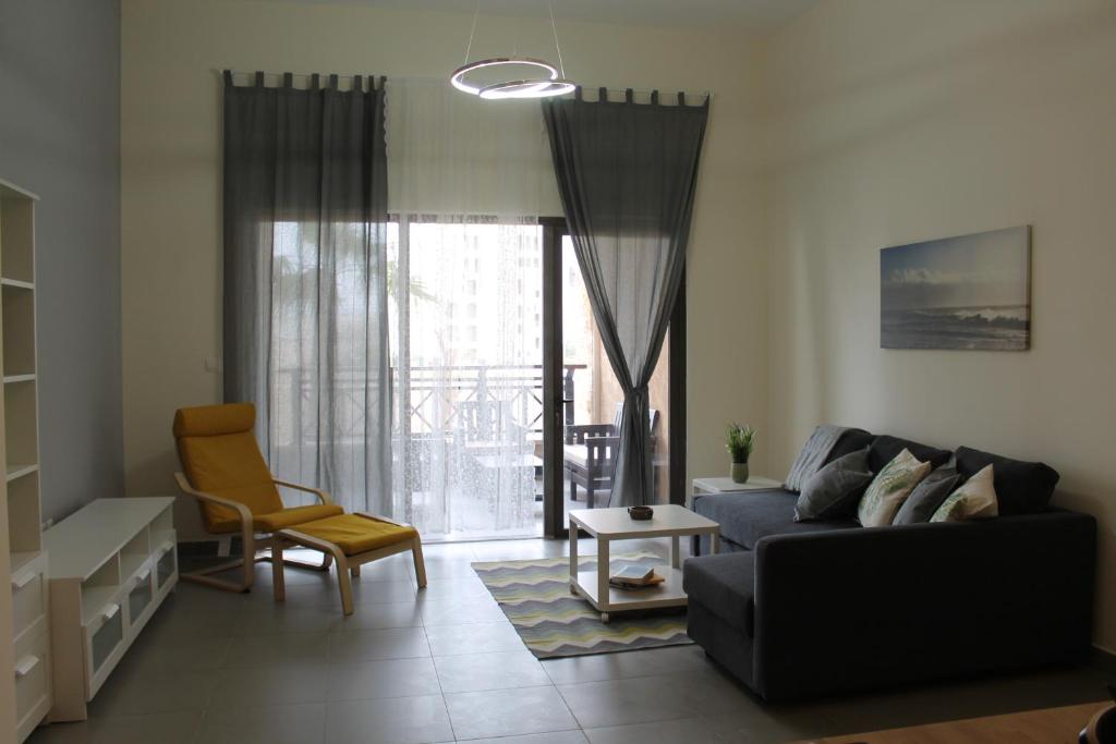 Posezení v ubytování Samarah Dead Sea Resort Apartment with Sea View FP4 Traveler Award 2025 Winner Thursday, Friday & Saturday Groups consisting solely of male guests are not permitted