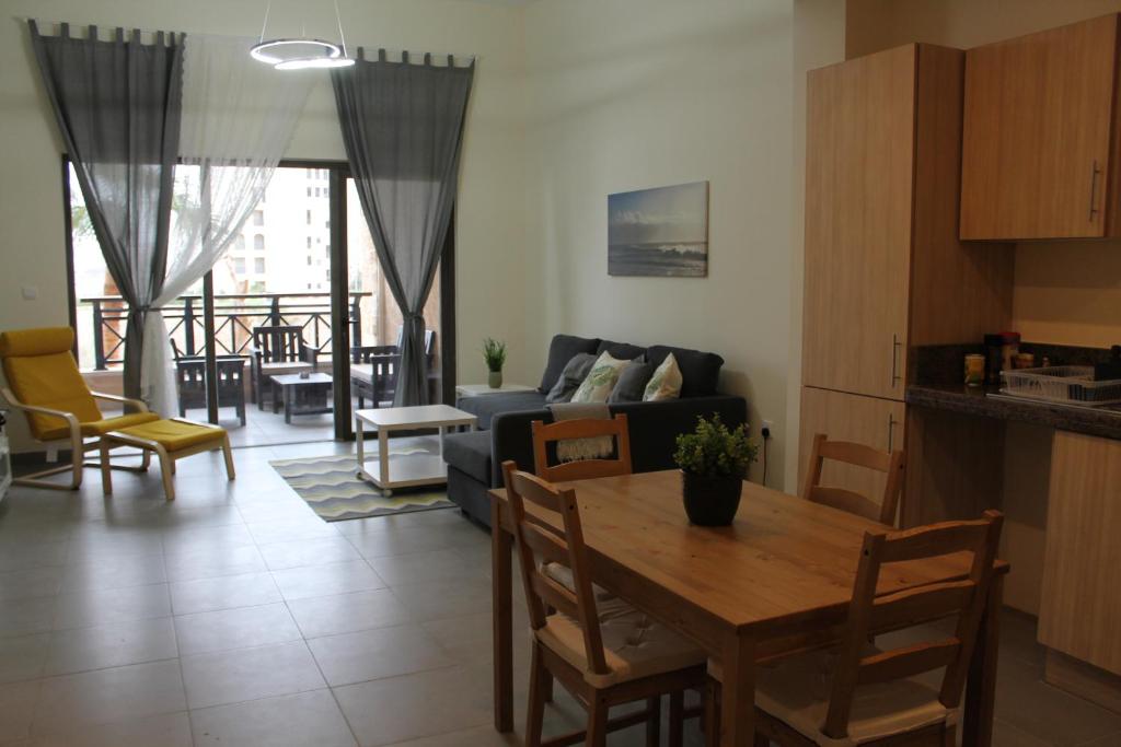 Posezení v ubytování Samarah Dead Sea Resort Apartment with Sea View FP4 Traveler Award 2025 Winner Thursday, Friday & Saturday Groups consisting solely of male guests are not permitted