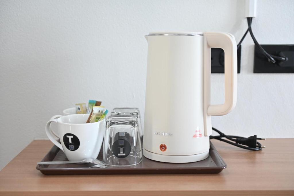 Příslušenství pro přípravu čaje a kávy v ubytování T-OneHome