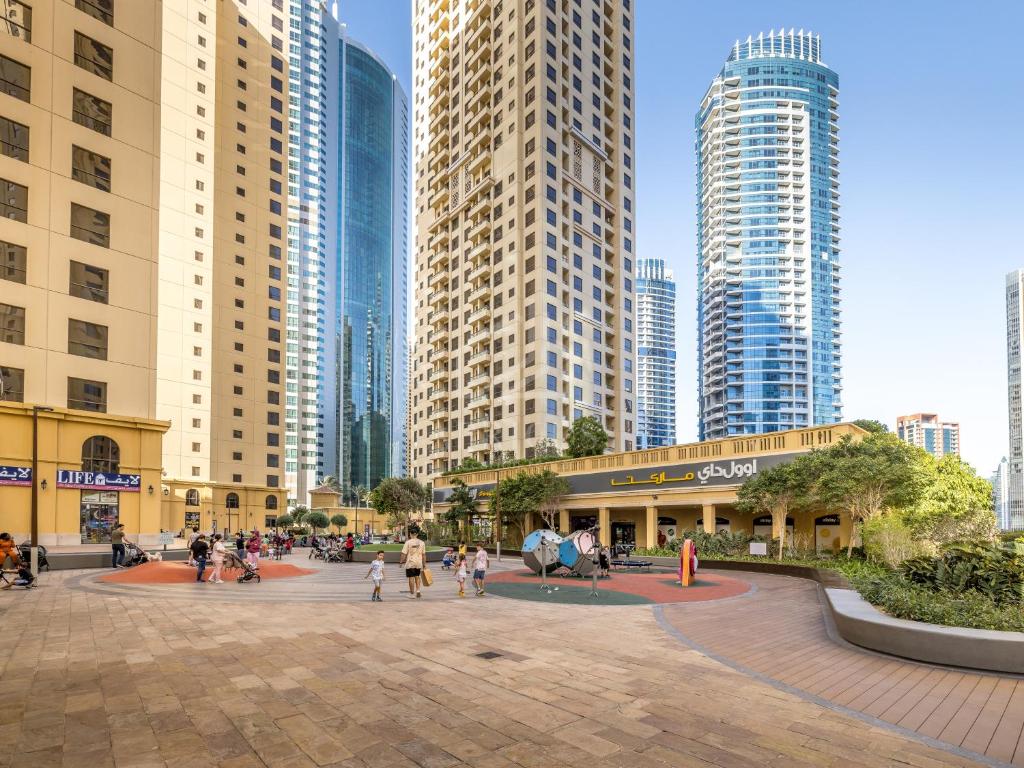 Nespecifikovaný výhled na destinaci Dubaj nebo výhled na město při pohledu z apartmánu