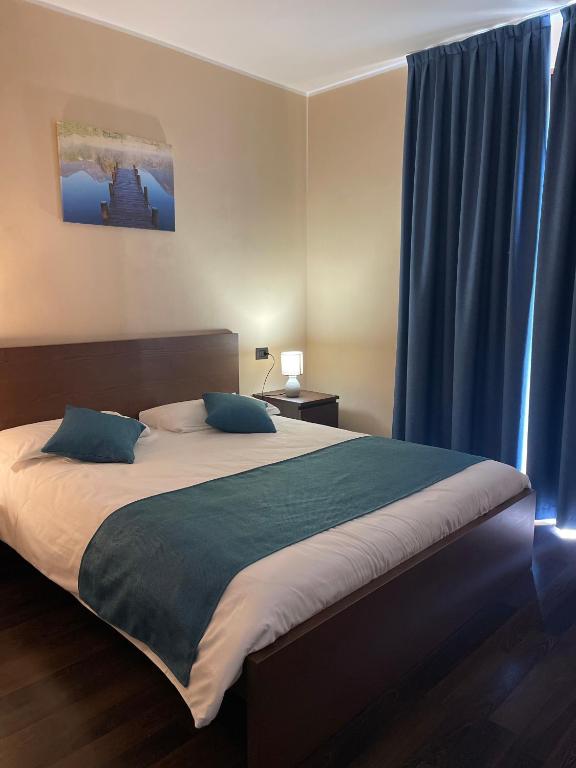 A bed or beds in a room at B&B Sul Lago