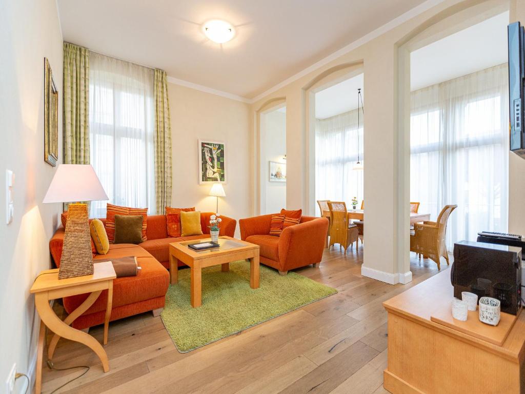 sala de estar con sofá y mesa en Villa Julius App 3 Provence en Heringsdorf