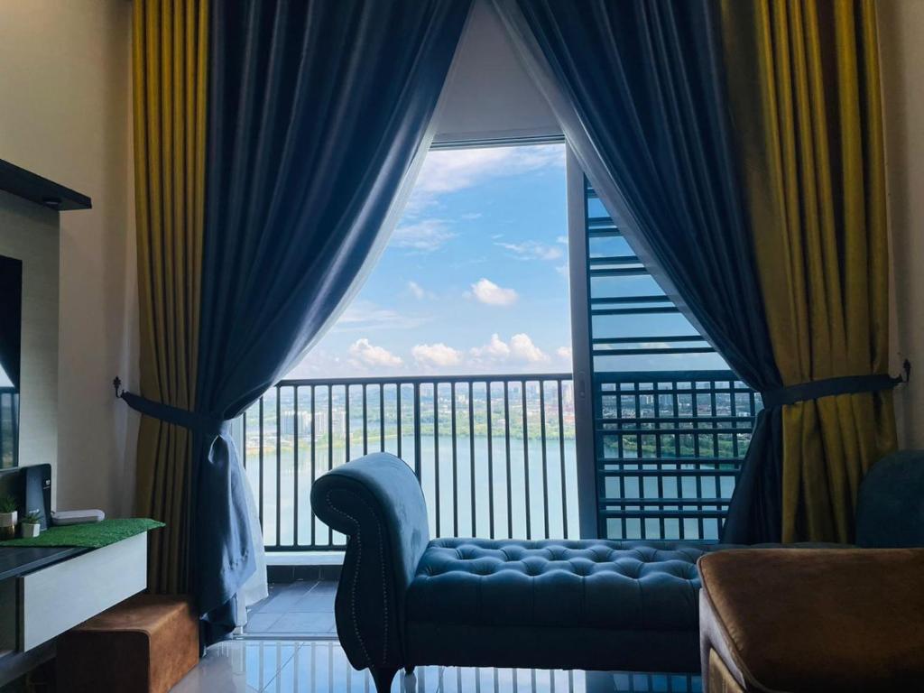 ein Wohnzimmer mit einem Sofa und einem großen Fenster in der Unterkunft SKY LAKE RESIDENCY, PUTRA PERDANA PUCHONG in Puchong