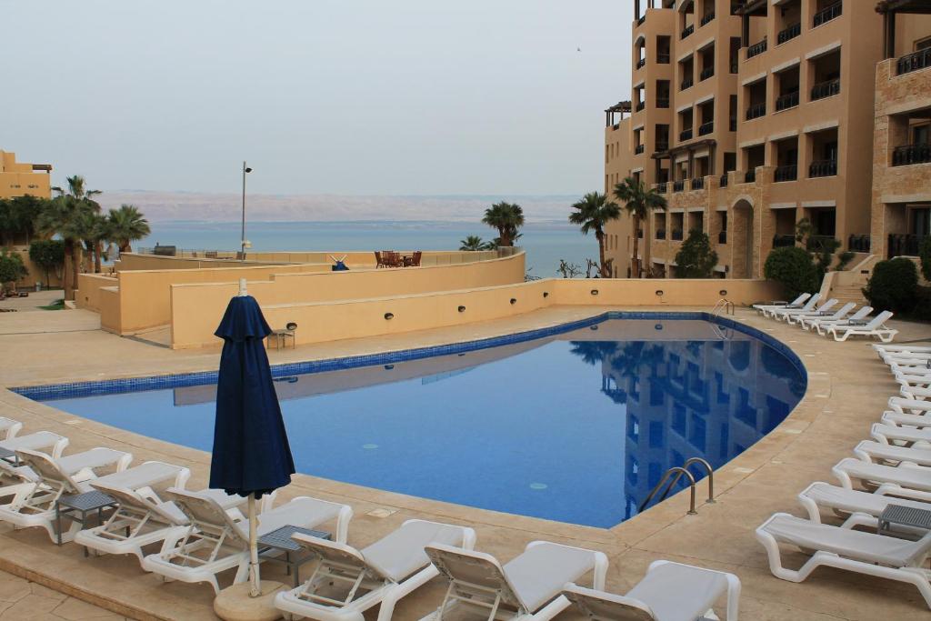 Bazén v ubytování Samarah Dead Sea Resort Apartment with Sea View FP4 Traveler Award 2025 Winner Thursday, Friday & Saturday Groups consisting solely of male guests are not permitted nebo v jeho okolí
